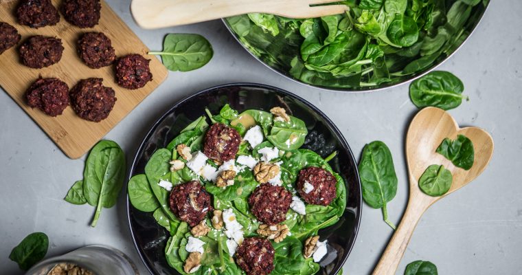 Salad with baked beet balls